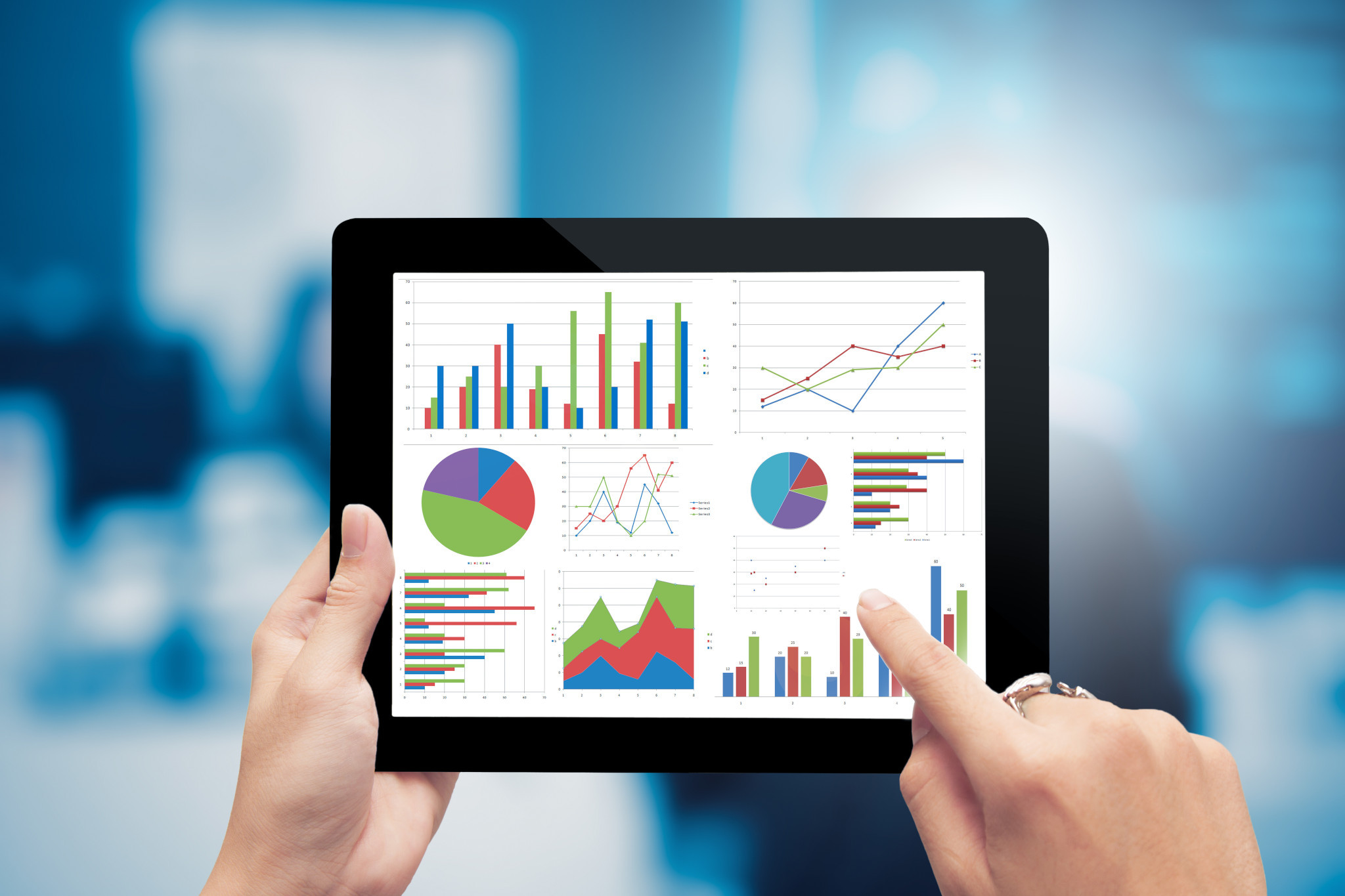 tablet mostrando os relatórios de dados de controle e tendências para MA da Accugenix®