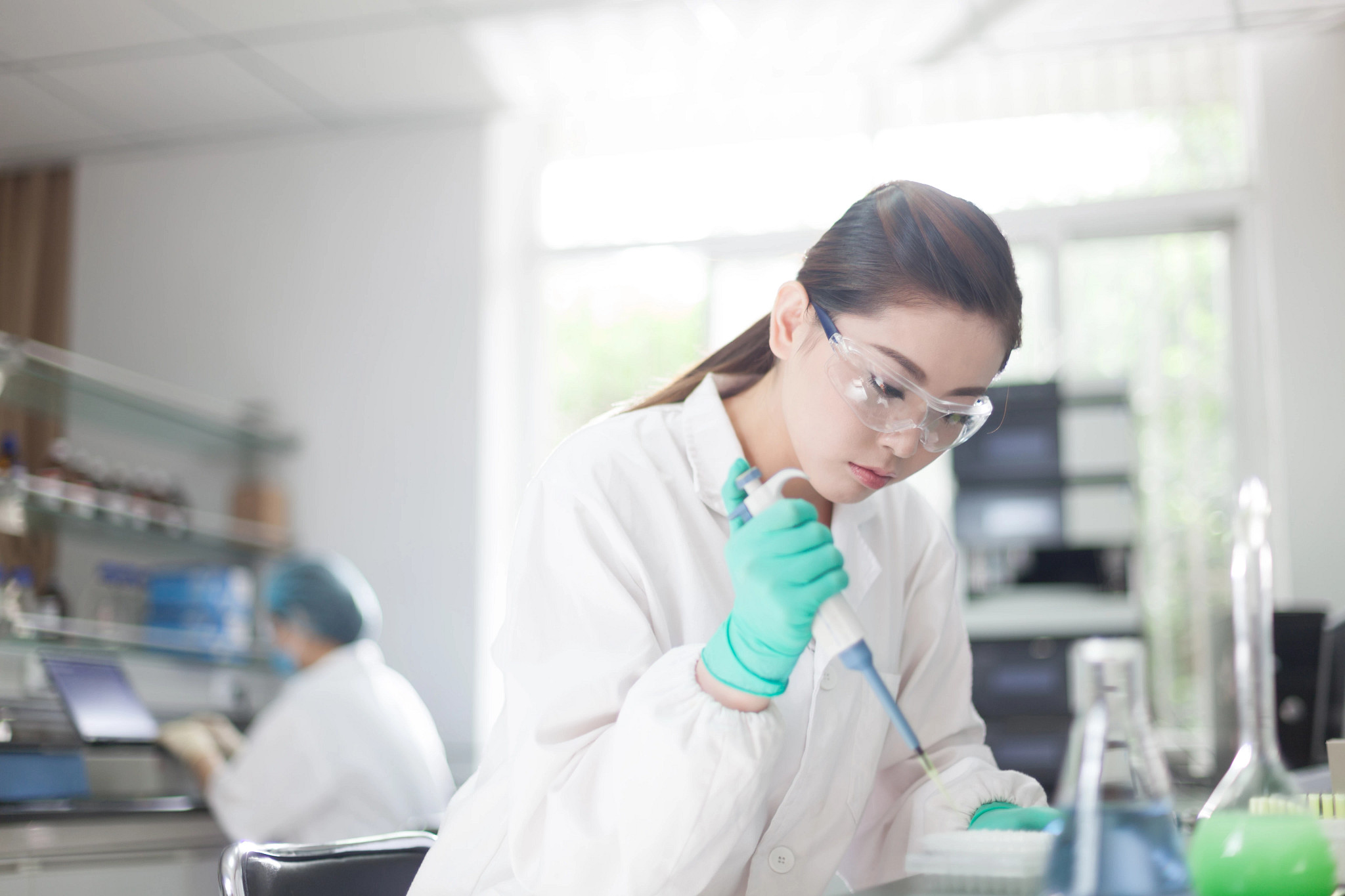 Scientist detecting a contamination, and mitigating its impact by identifying it, quickly and effectively
