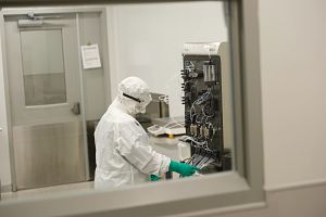 GMP scientist at Charles River’s viral vector CDMO center of excellence performs AAV production services