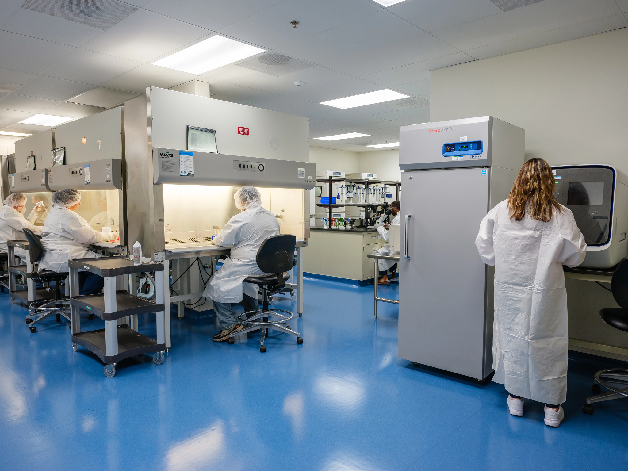 Charles River CDMO scientists manufacturing cell and gene therapies using therapy technologies