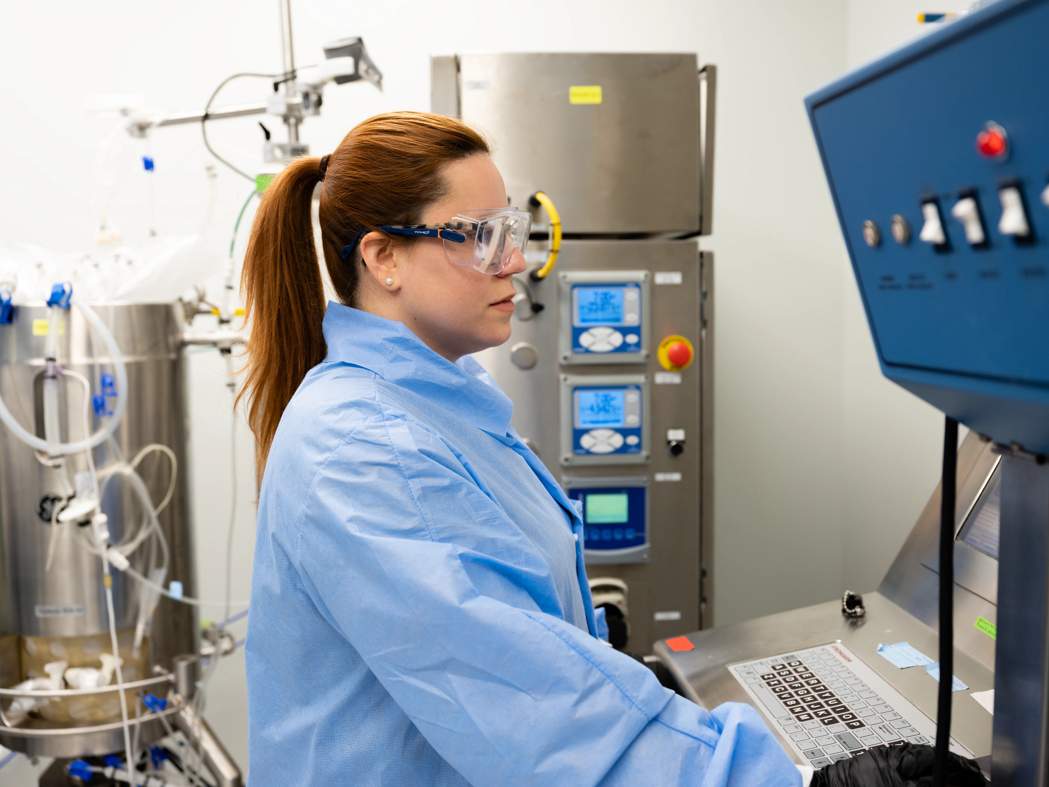 female scientist working on cell therapy for oncology drug development at a CDMO lab