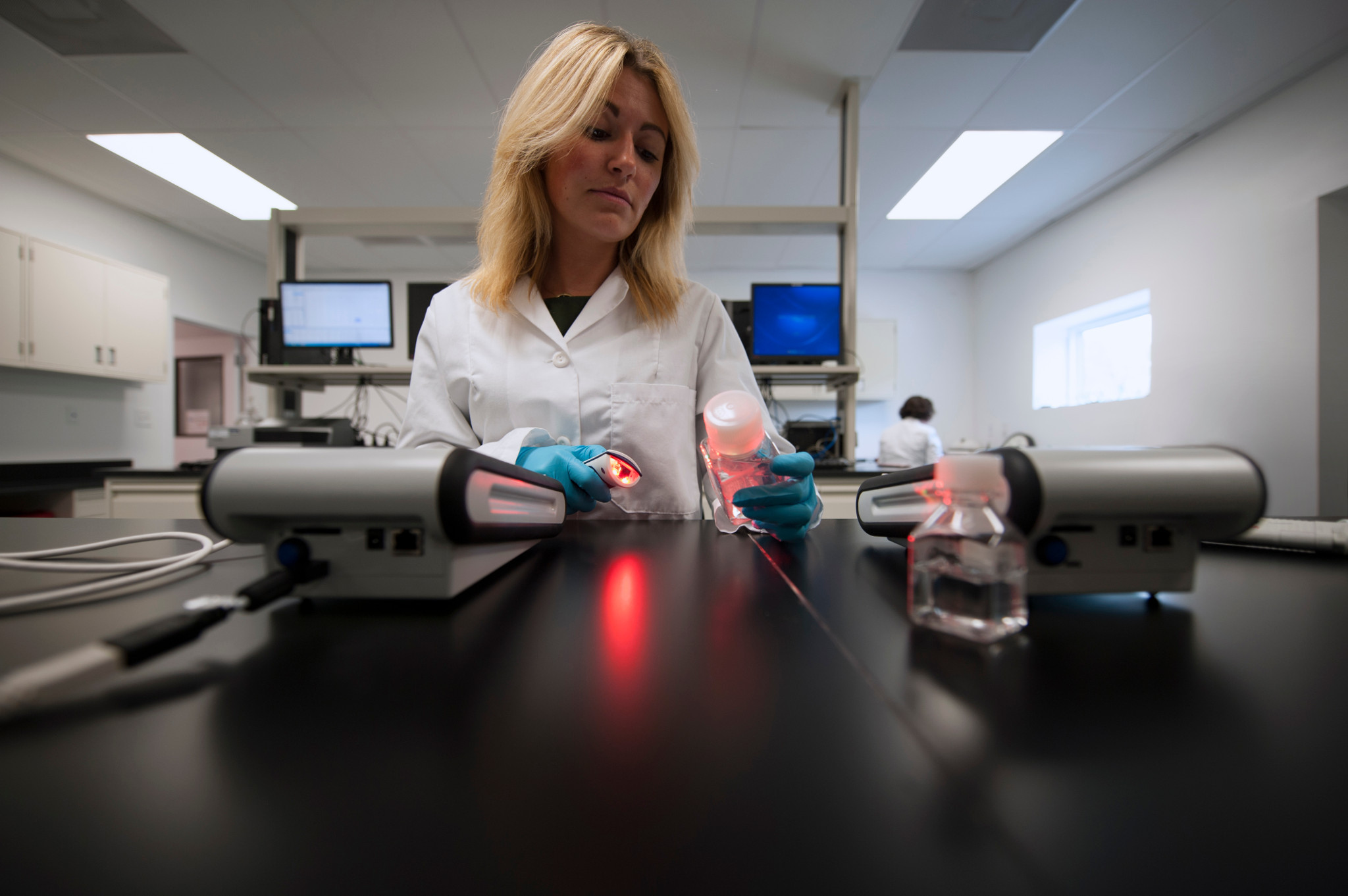 Quality Control analyst performing endotoxin testing with an Endosafe nexgen-PTS for WFI - water for injection