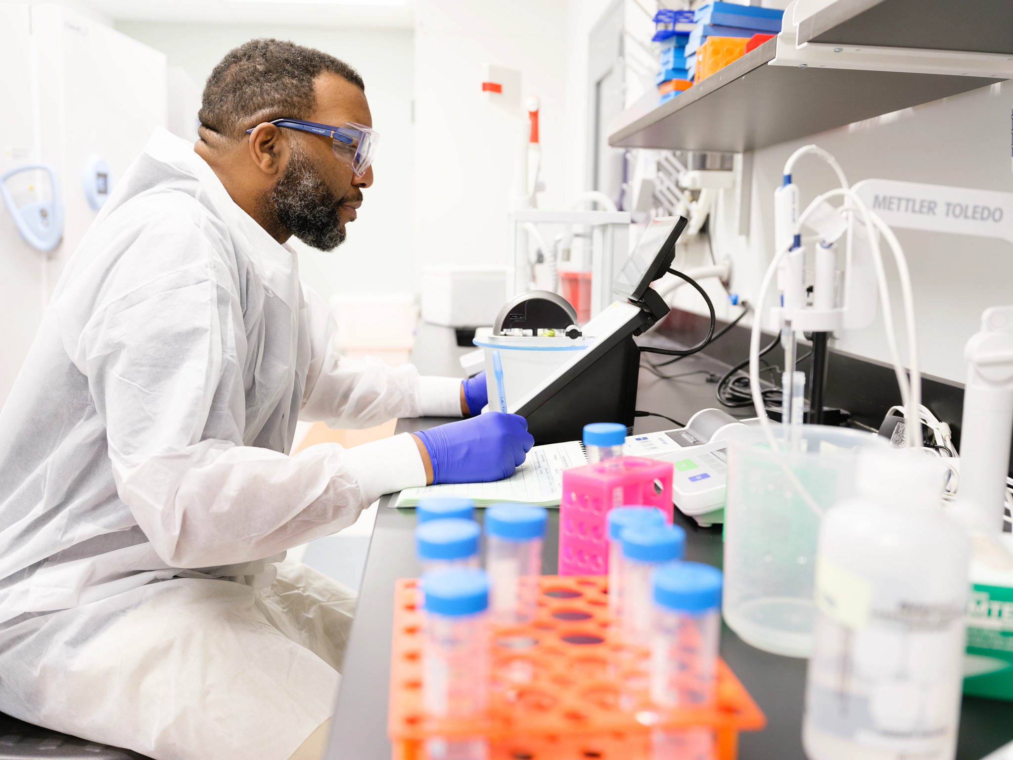 Charles River scientist works at our plasmid and viral vector CDMO site in Rockville, Maryland