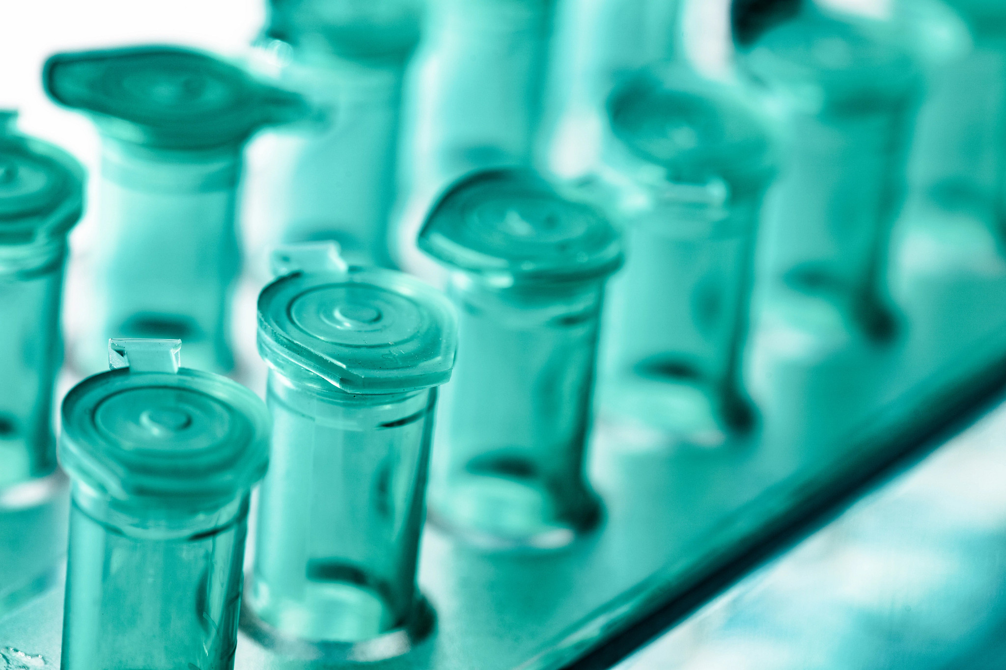 Laboratory vials in a plastic rack that help with automated fill and finish