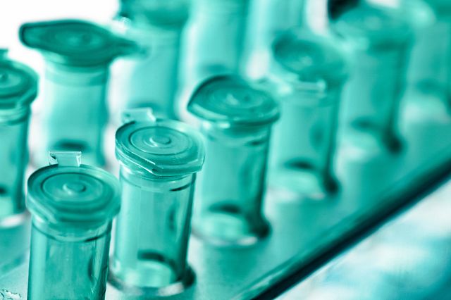 Laboratory vials in a plastic rack that help with automated fill and finish