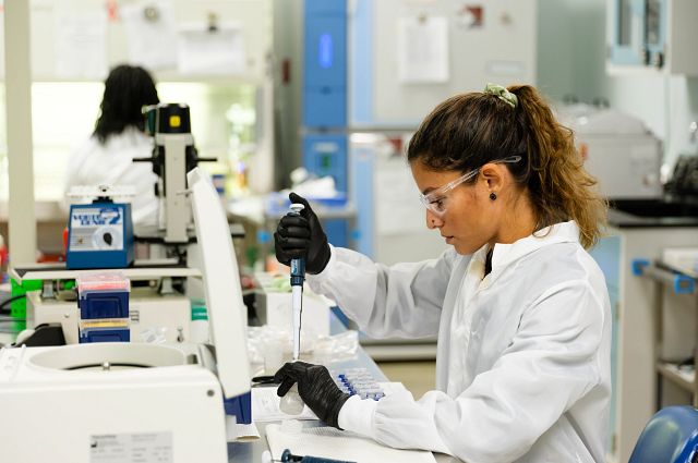 a female scientist works on CDMO cell and gene therapy in a laboratory