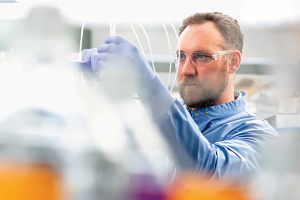 Charles River Lab Technician working on integrated toxicology using advanced technologies.