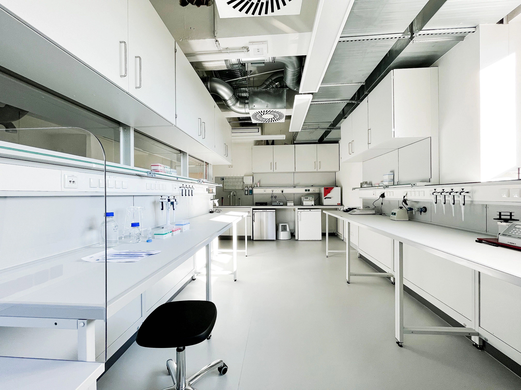 Clean Cryo-EM lab space at the ATEM facility.