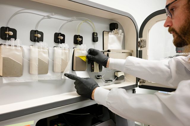 Charles River scientist using Fill and finish capabilities that scale cell therapy drug product.