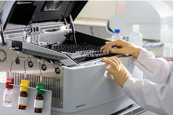 实验室技术人员致力于将快速微生物学方法应用到其全球流程中