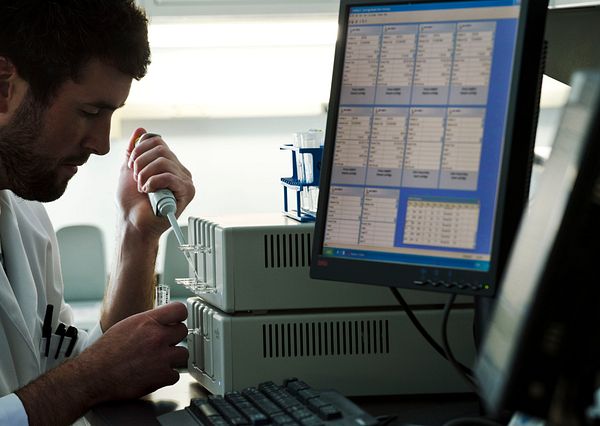 Scientist using Endosafe nexgen-MCS device