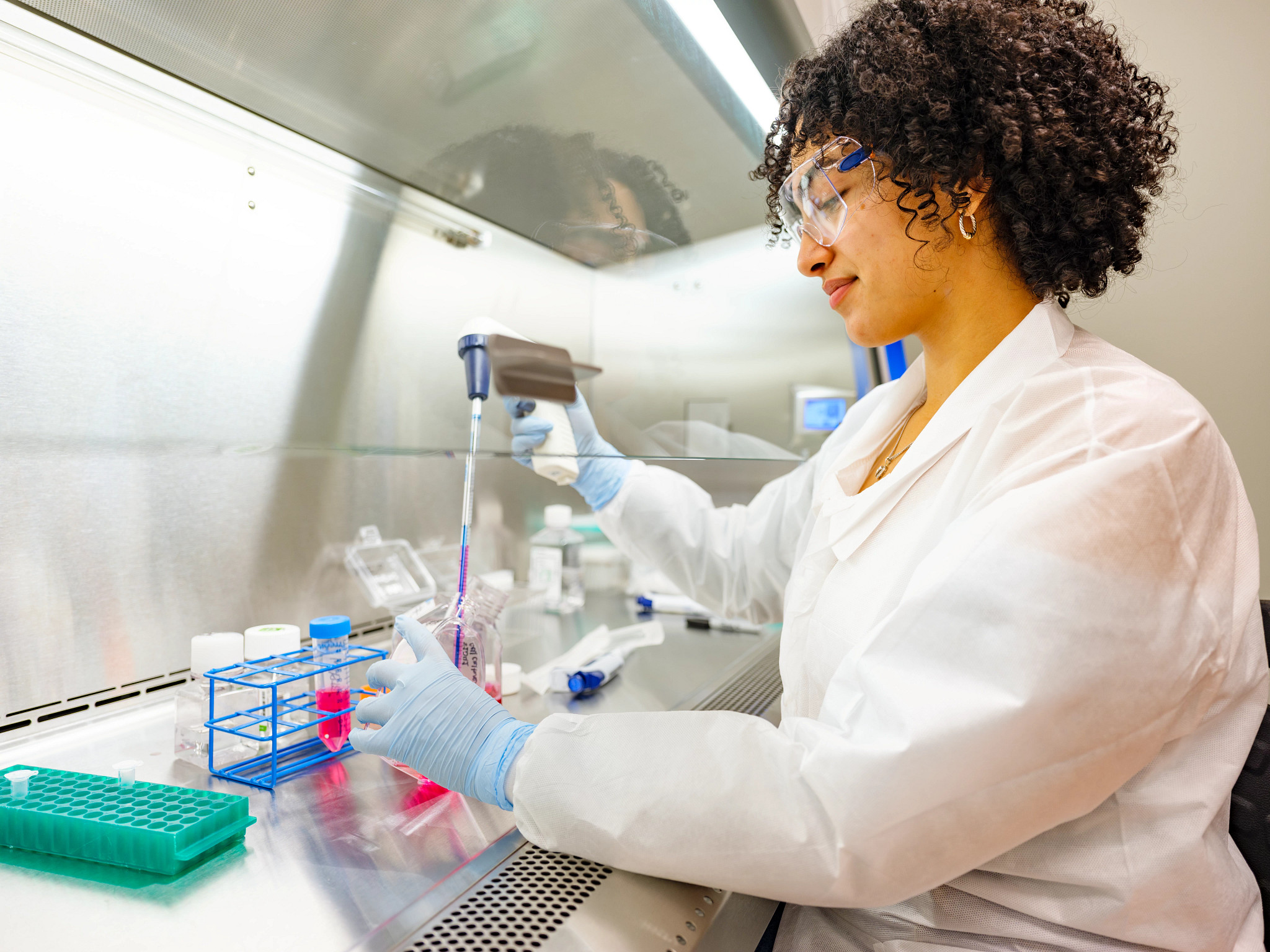 Charles River lab employee working with advanced cell therapy technologies, which are needed to enhance cell viability in gene-modified cell therapies.
