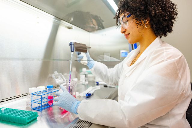 Charles River lab employee working with advanced cell therapy technologies, which are needed to enhance cell viability in gene-modified cell therapies.