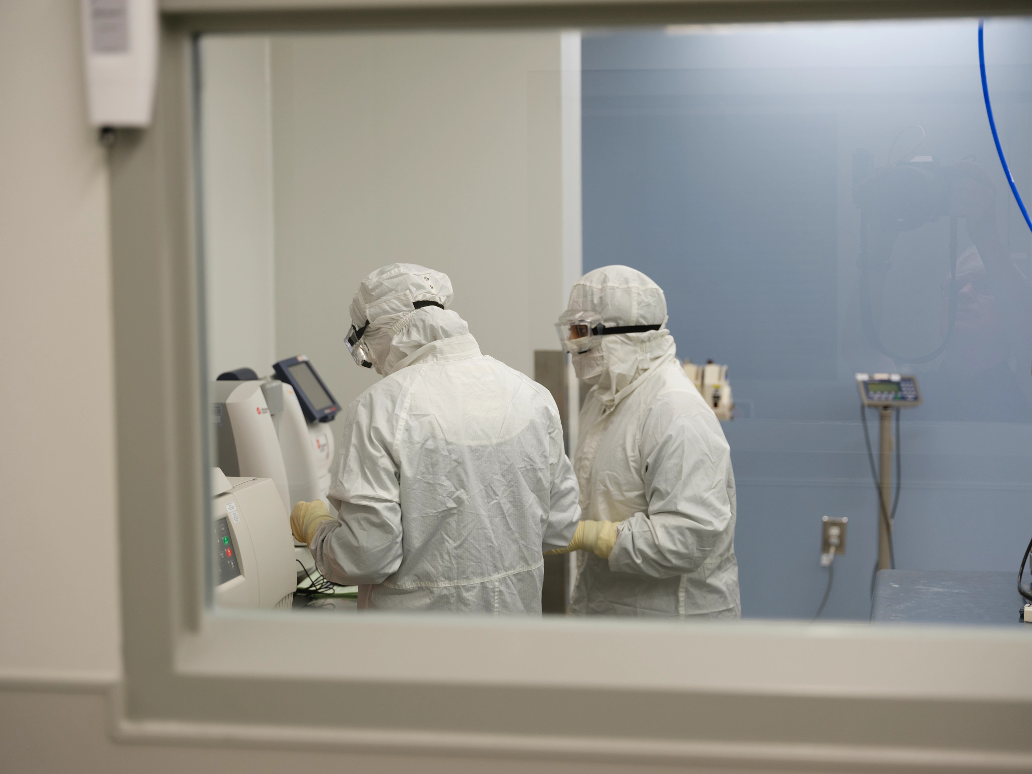 Photograph depicting GMP operator performing adenoviral vector production at Charles River’s Rockville viral vector CDMO center of excellence.