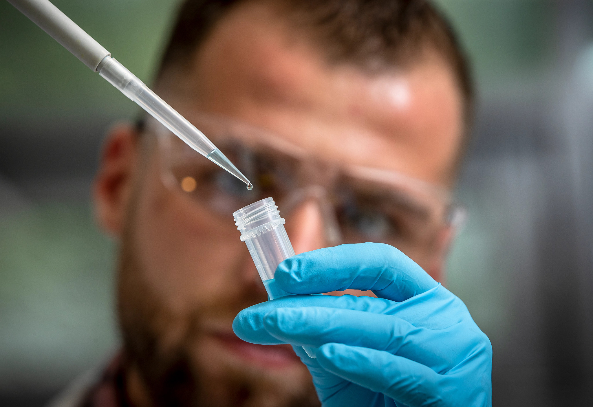 Scientist handling a sample for Measuring Free Drug concentrations to determine hepatic drug partitioning
