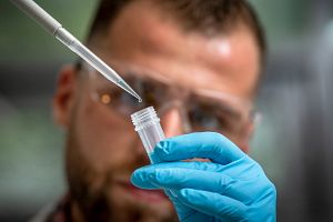 Scientist handling a sample for Measuring Free Drug concentrations to determine hepatic drug partitioning