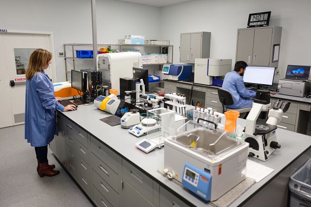 Charles River cell and gene CDMO scientists research and test the latest cell therapy technologies and platforms in CGT manufacturing.