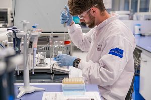Scientist working in a laboratory at Charles River’s Plasmid DNA CDMO Center of Excellence.