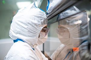 Charles River GMP Scientist performing plasmid linearization at its plasmid DNA CDMO Center of Excellence